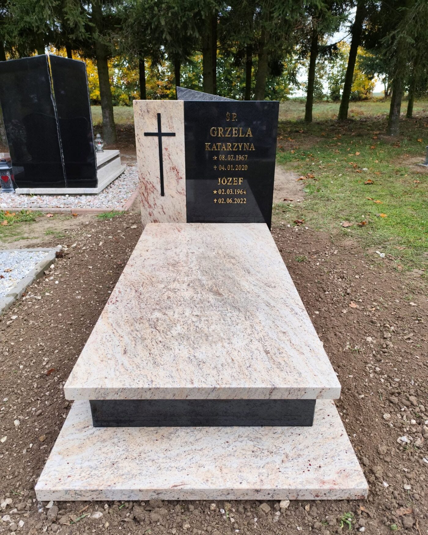 Pomnik pojedynczy z jasnego granitu Ivory z czarną stelą i złoconym liternictwem