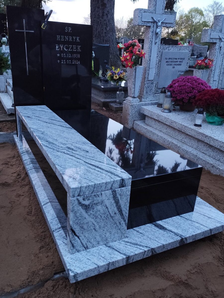 Nowoczesny pomnik z czarnego granitu i Viscont White — ujęcie boczne z ławą
