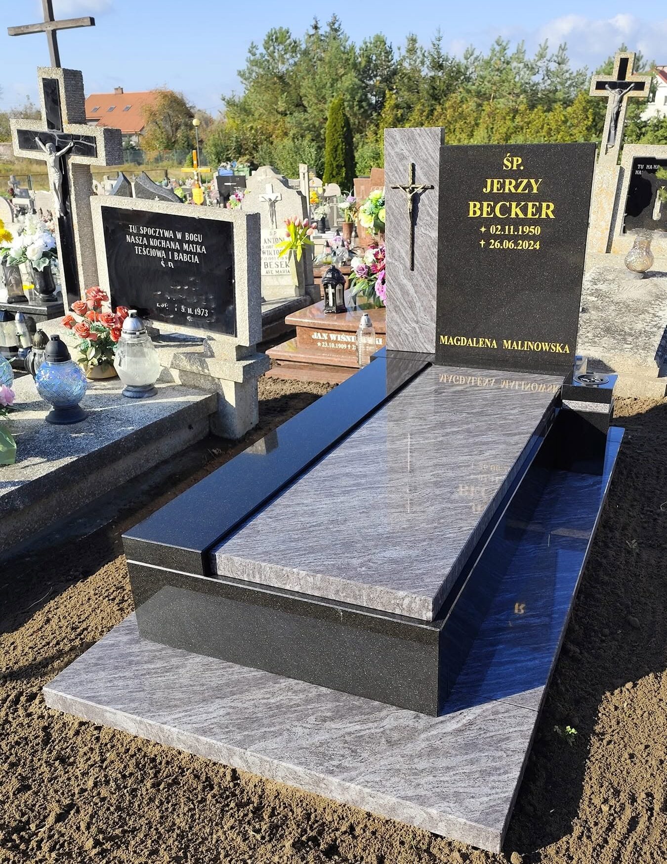 Pomnik warstwowy z czarnego granitu i szarego Viscont White ze złotym liternictwem